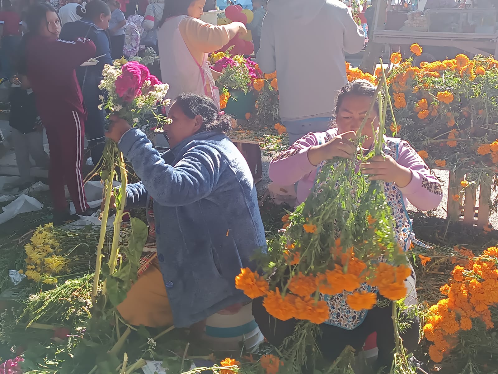 Comerciantes de cempasúchil en el panteón Españita de SLP