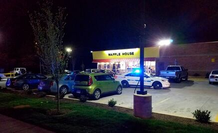 Hombre desnudo dispara en restaurante de EU dejando 3 muertos