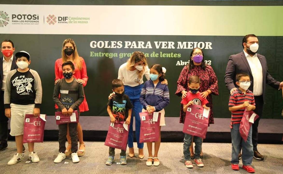 Gracias a "Goles para Ver Mejor" más de 700 estudiantes reciben lentes en SLP. Foto: Especial