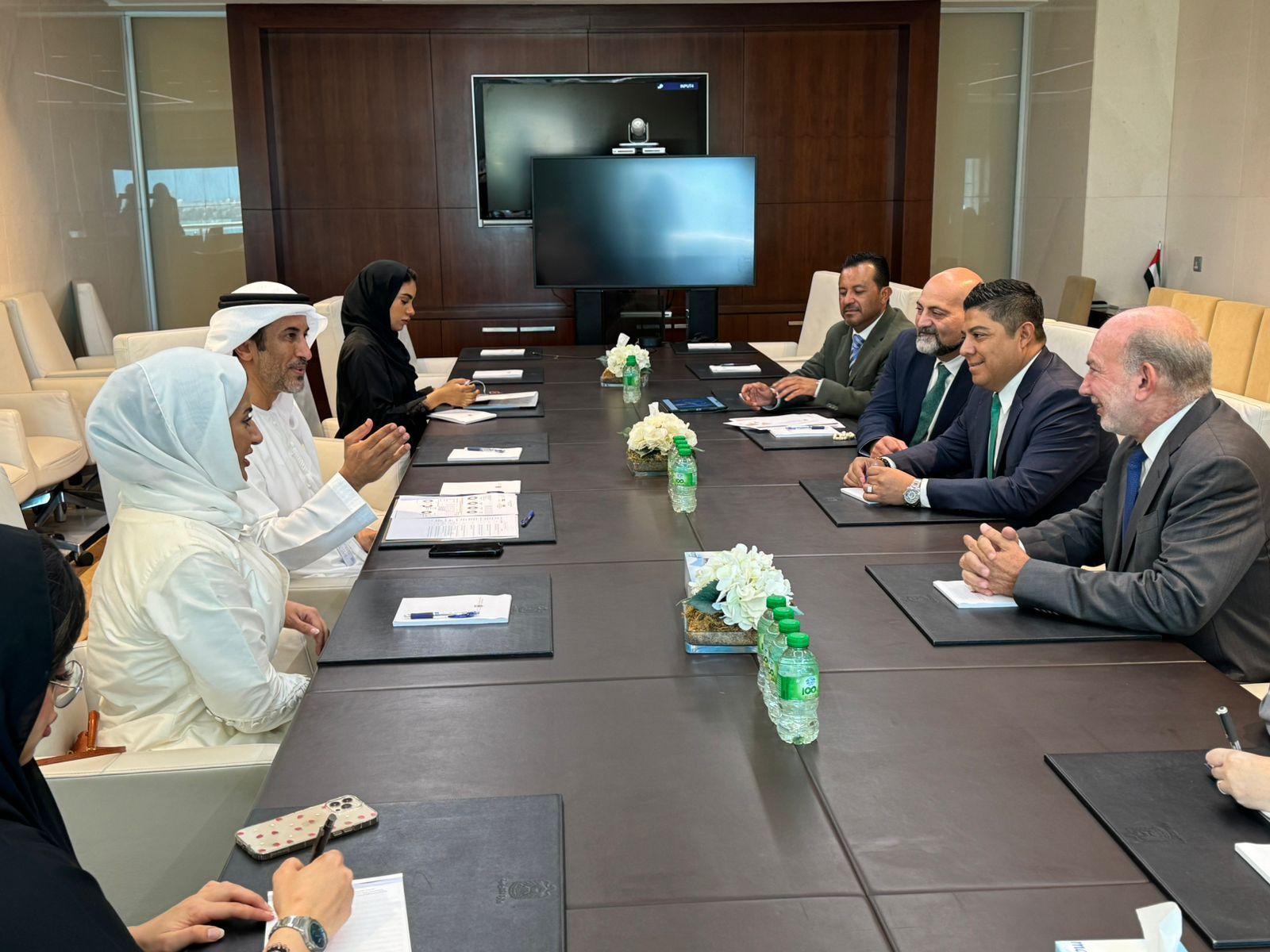 Gallardo construye puente comercial entre SLP y Emiratos Árabes; buscan llevar carne y vinos a Asia