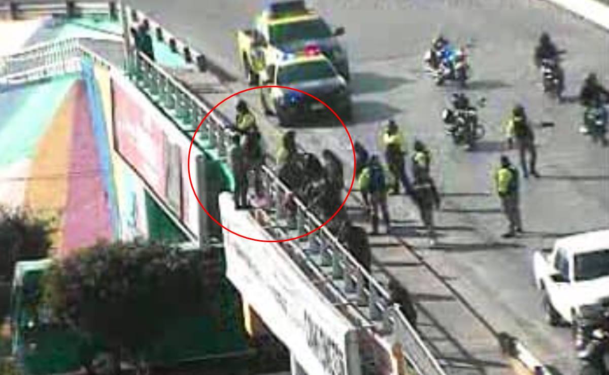 Joven se lanza de puente vehicular en San Luis Potosí, cae sobre una lona y se salva