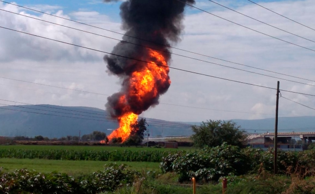 Explosión de ducto de Pemex en Celaya deja tres heridos y un desaparecido
