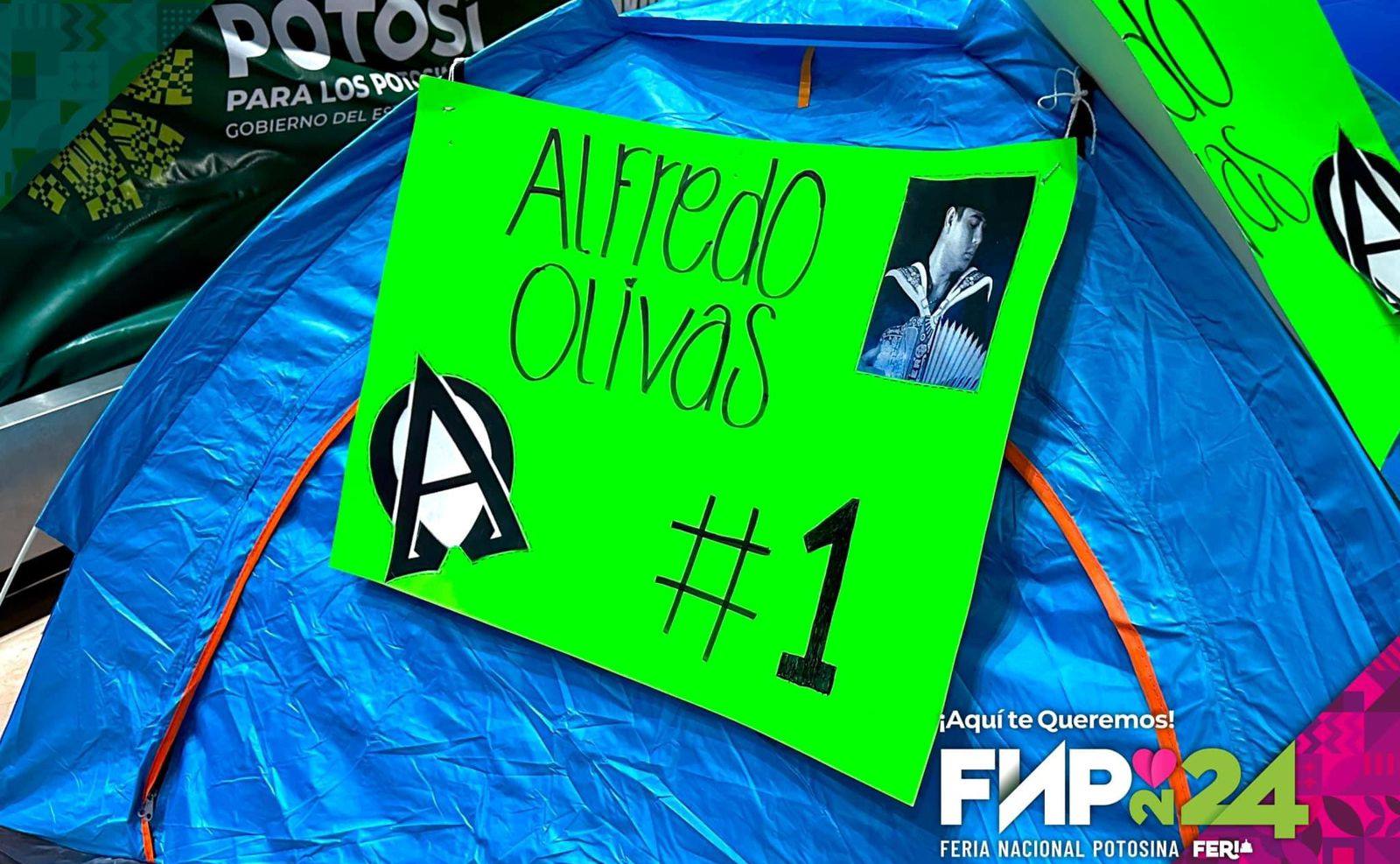 Empieza la fila para el cierre de la Fenapo con Alfredo Olivas. Foto: Especial