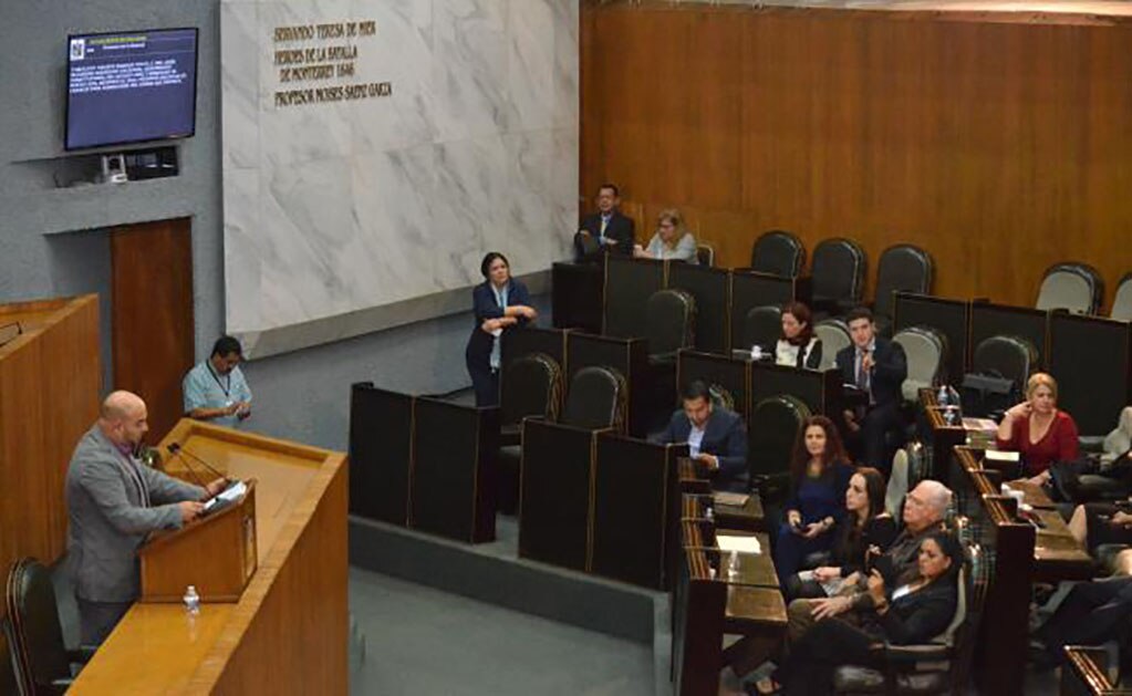 Fue el diputado priísta Héctor García quien, desde la tribuna, dio su apoyo para que el funcionario ocupe el lugar de "El Bronco" de manera temporal. (FOTO: Emilio Vásquez. EL UNIVERSAL)