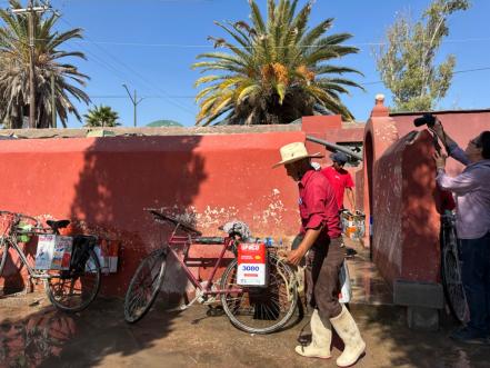 Ganarse la vida entre tumbas, así es la labor de Eladio y María como aguadores del panteón El Saucito