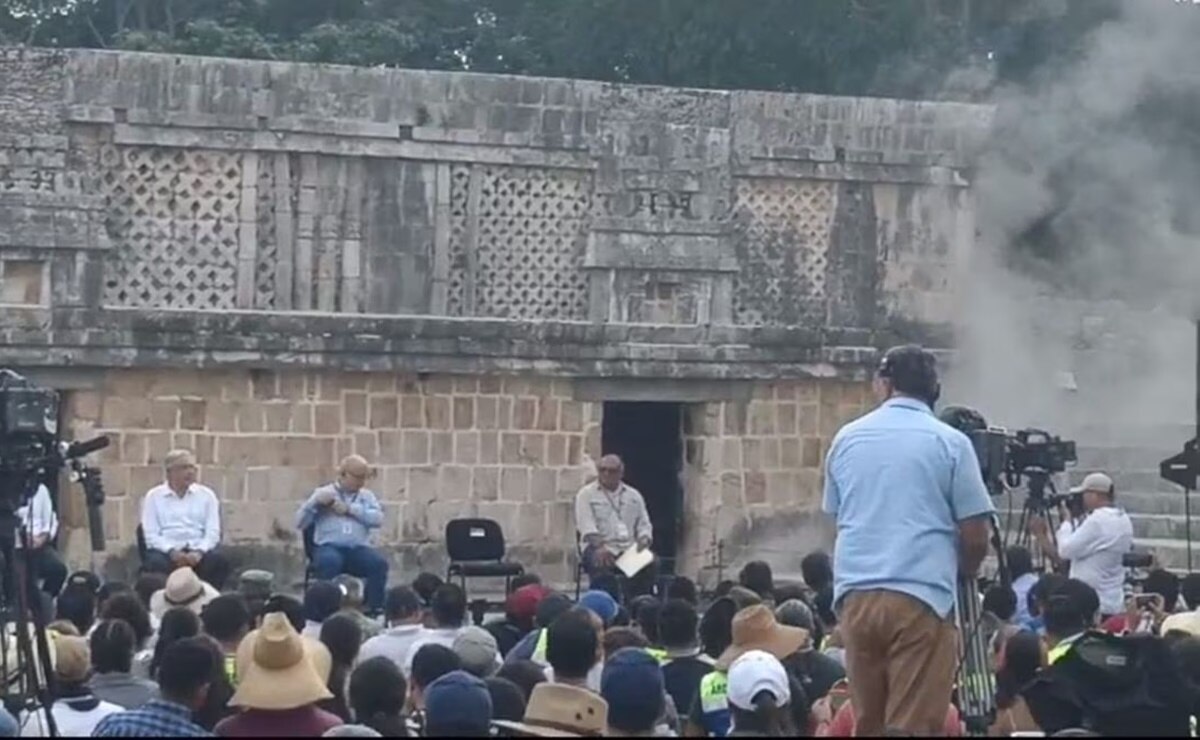 Corto circuito hace que se suspenda por unos momentos conferencia de AMLO, en zona arqueológica de Uxmal, Yucatán