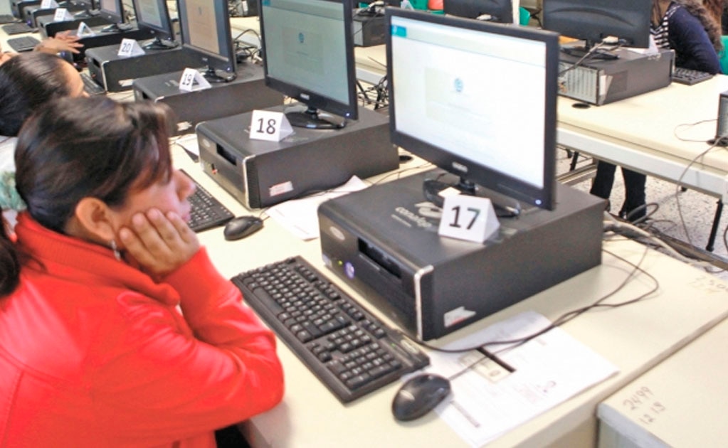 El 49% de las personas que utilizan el sistema de Prepa en Línea es mayor de 30 años, y seis de cada 10 trabajan y/o tienen hijos y suelen tomar sus clases en cibercafés. Foto/ARCHIVO EL UNIVERSAL