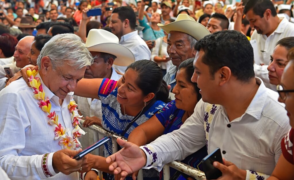 Pide AMLO no hacer caso a rumores sobre falta de medicamentos por austeridad