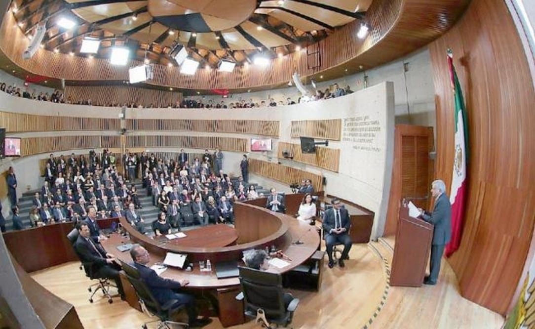 En su primer mensaje como presidente electo de México, Andrés Manuel López Obrador afirmó que ninguna autoridad encargada de impartir justicia será obje to de presiones ni de peticiones ilegítimas cuando estén trabajando en el análisis (TEPJF)