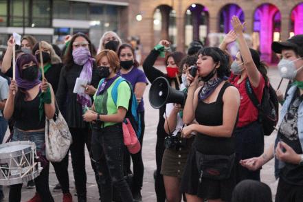 "Vivas se las llevaron, vivas las queremos", entonan mujeres en plaza Fundadores