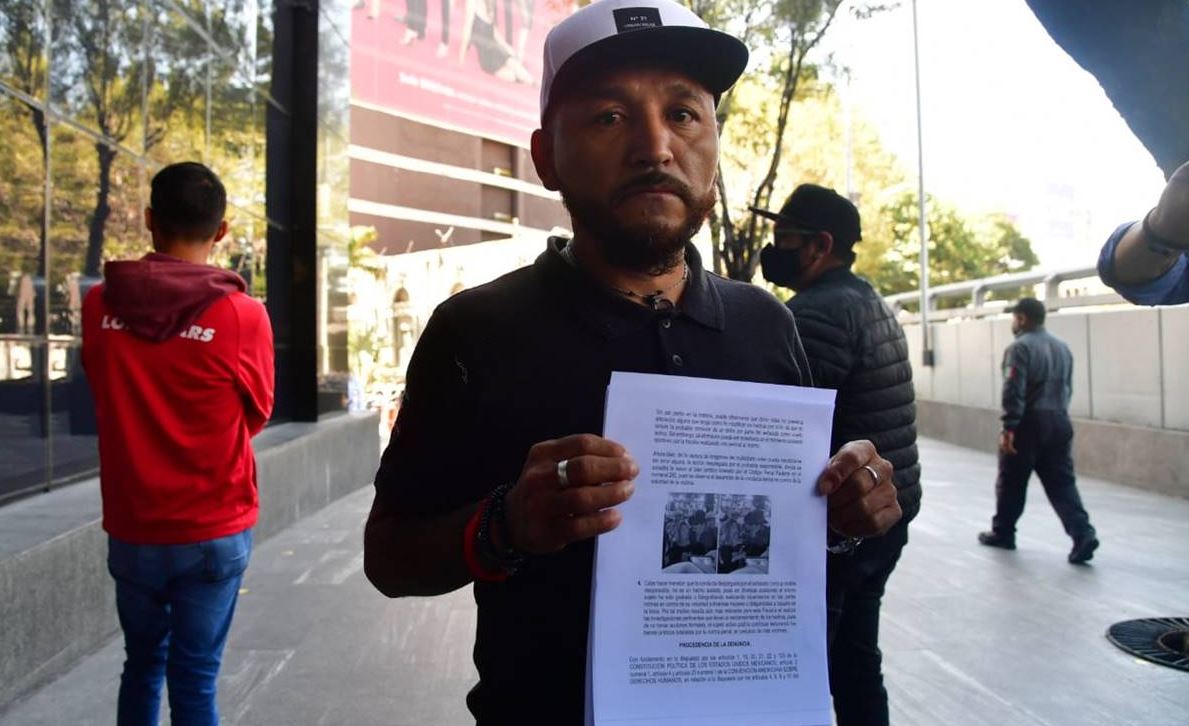 "El Mijis" denuncia al cantante Lalo Mora por manosear a fans