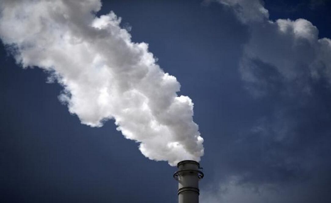 Humo de una refinería - Foto: Jonathan Bachman/REUTERS