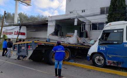Tráiler impacta contra vivienda al descarrilarse de la carretera 57 de SLP