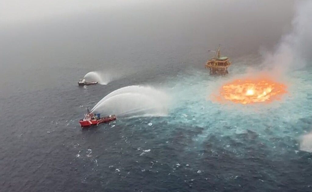 Registran incendio “ojo de fuego” en plataforma de Pemex en Campeche