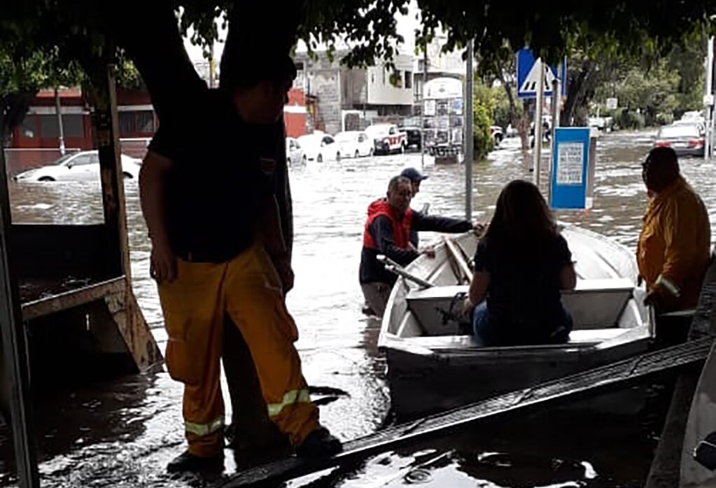 Auxilian a transeúntes y automovilistas tras inundación en Mariano Jiménez 