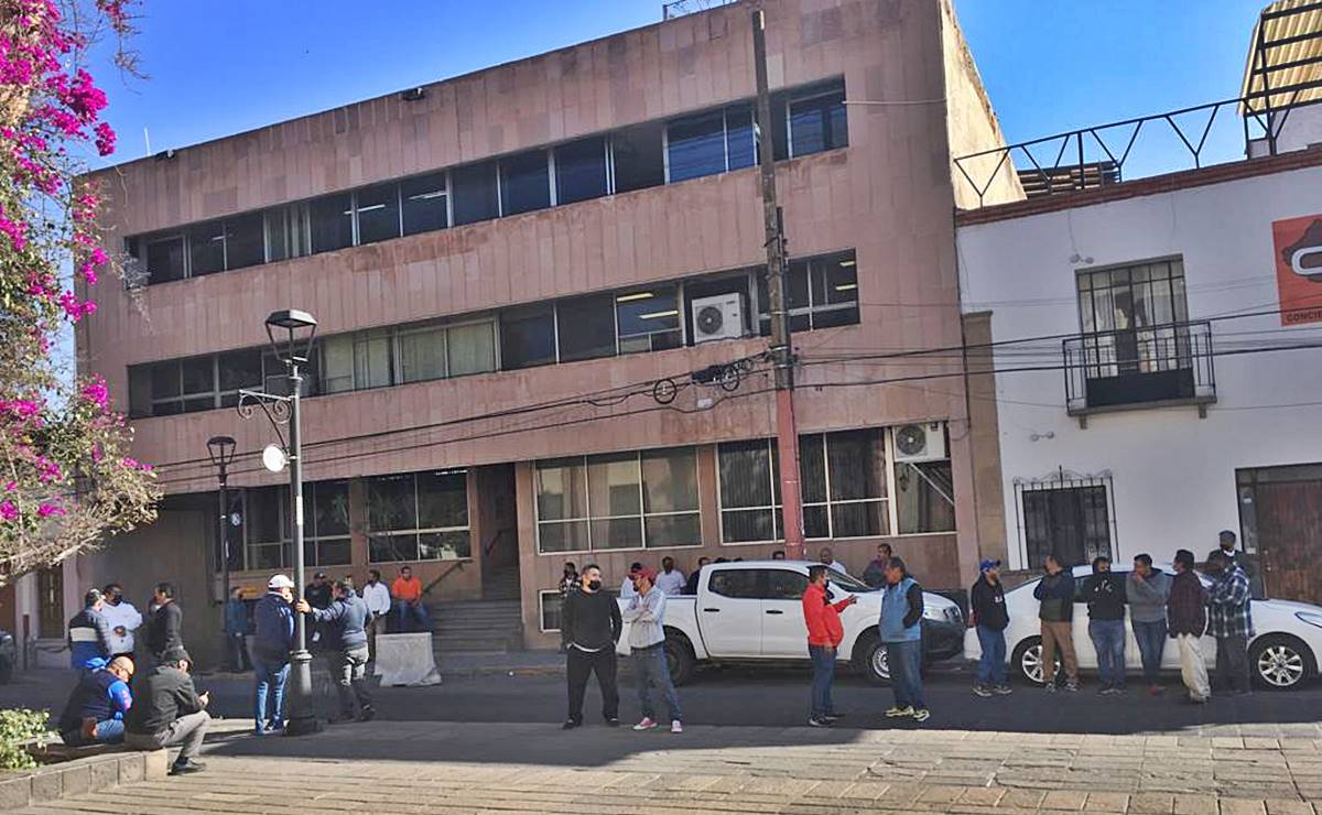 Taxistas bloquean el Congreso de SLP; exigen regulación a plataformas digitales
