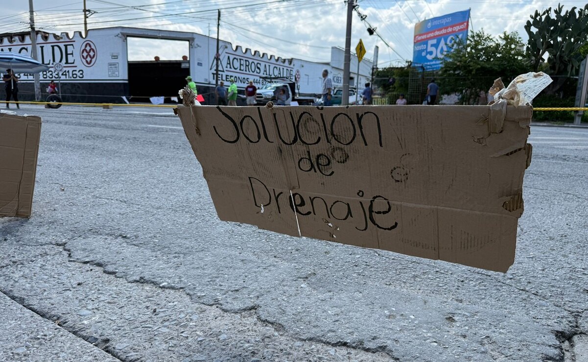 Vecinos protestan por colapso de drenaje en SLP. Foto: Humberto Torres