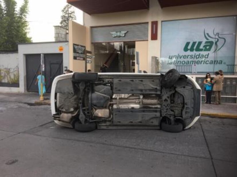 Conductora vuelca en Juan de Oñate