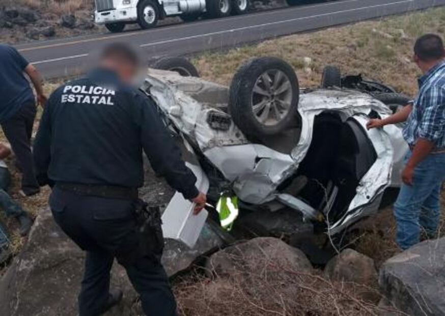 Trabajadores vuelcan en carretera Rioverde-SLP