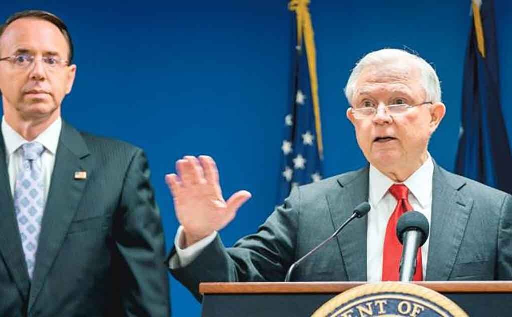 El vicefiscal general del Departamento de Justicia, Rod Rosenstein (izq.), con el fiscal general Jeff Sessions, ayer durante una conferencia en Washington. (JIM LO SCALZO. EFE)