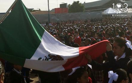 Alumnos de tercer grado de primaria participan en Juramento a la Bandera