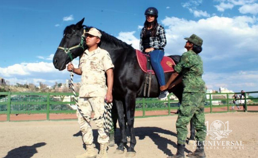 Ana Mariela, de 22 años, dice que cuando perdió la movilidad por el Síndrome de Guillain-Barré acudió a una exposición del Ejército y le hablaron de la equinoterapia, con la que pudo dejar la silla de ruedas y caminar con apoyo. (IRMA MEJÍA. EL UNIVERSAL)