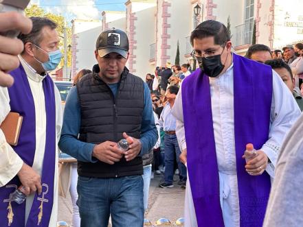 A caballo, con flores y banda reciben restos de Emmanuel Govea en Santa María del Río 