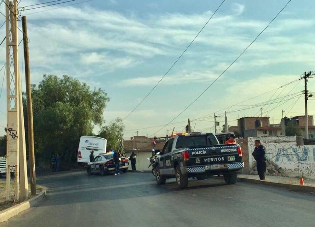 Camión de personal sale de camino y se impacta contra finca 