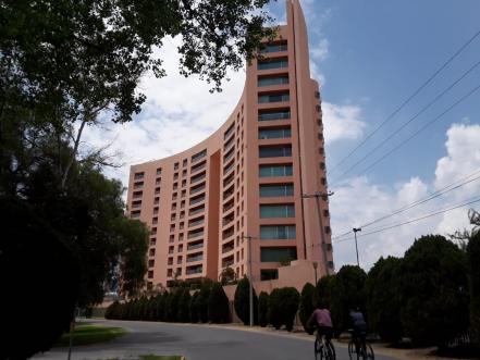 Viviendas y negocios mantienen al parque Tangamanga I como jardín privado