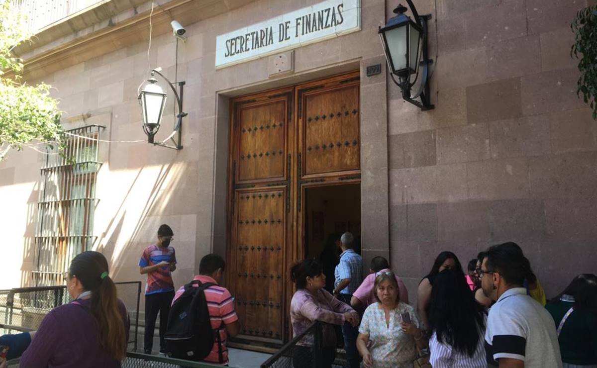 Jubilados y pensionados se manifiestan en las oficinas de la Secretaría de Finanzas de SLP