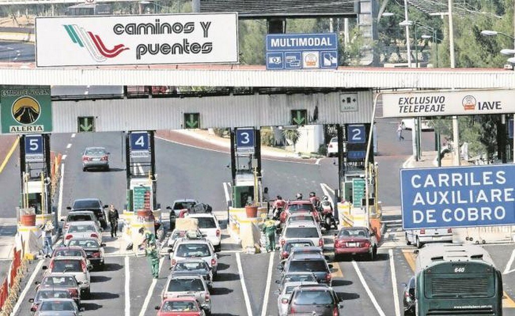 Automovilistas abarrotan la México-Cuernavaca en último día de "puente"