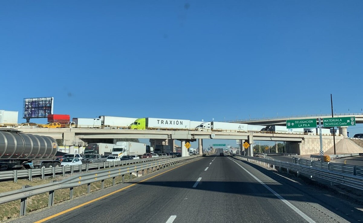 Hasta 5 horas atrapados, reclaman transportistas, por reparaciones en la carretera 57 de SLP