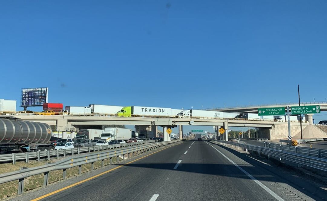 Obras de repavimentación de la carretera 57 provocan filas kilométricas desde el tramo de La Pila hasta los accesos del parque industrial Logistik 2. Foto: Especial