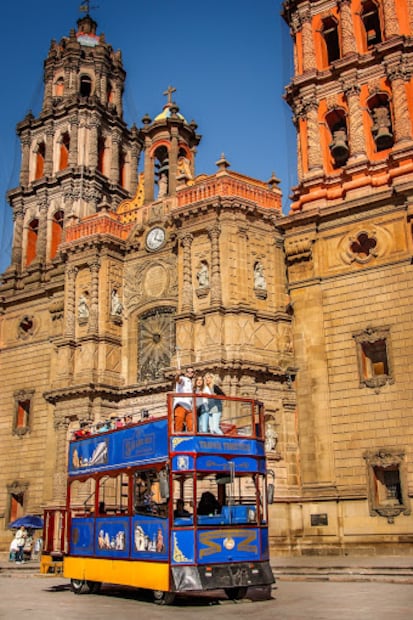 Recorrer el centro histórico de SLP es un viaje cultural que no te puedes perder; una de las formas más simples es a través del tranvía turístico. Foto: tranviasanluisrey.com