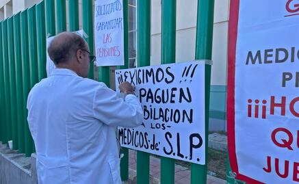 Médicos jubilados del Hospital Central de SLP protestan para exigir pago de pensiones
