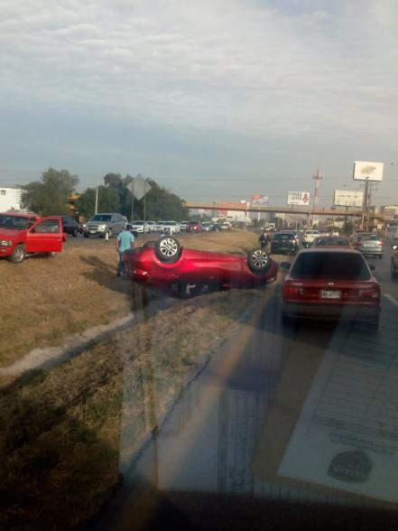 Conductora vuelca en carretera 57