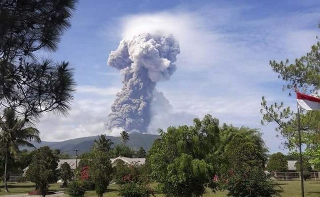 Tras sismo y tsunami, ahora entra en erupción un volcán en Indonesia