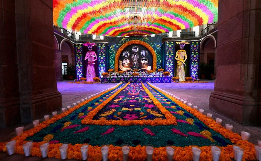 El color y tradición del Día de Muertos se apoderó del Palacio de Gobierno, donde el olor a cempasúchil y copal ya se puede percibir gracias al monumental altar que ya luce este recinto histórico. 

Foto: Gobierno de San Luis Potosí