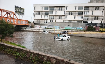 VIDEO: Rescatan a tres personas varadas en inundaciones de río Santiago en SLP