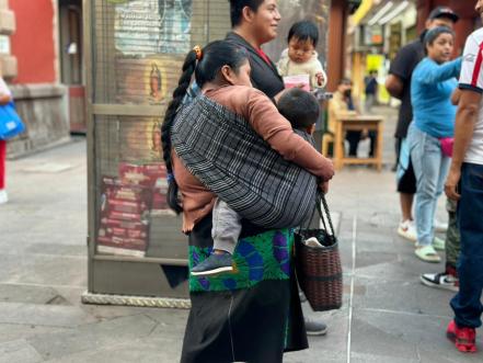 El rebozo, cargador tradicional mexicano que refuerza los lazos en la maternidad