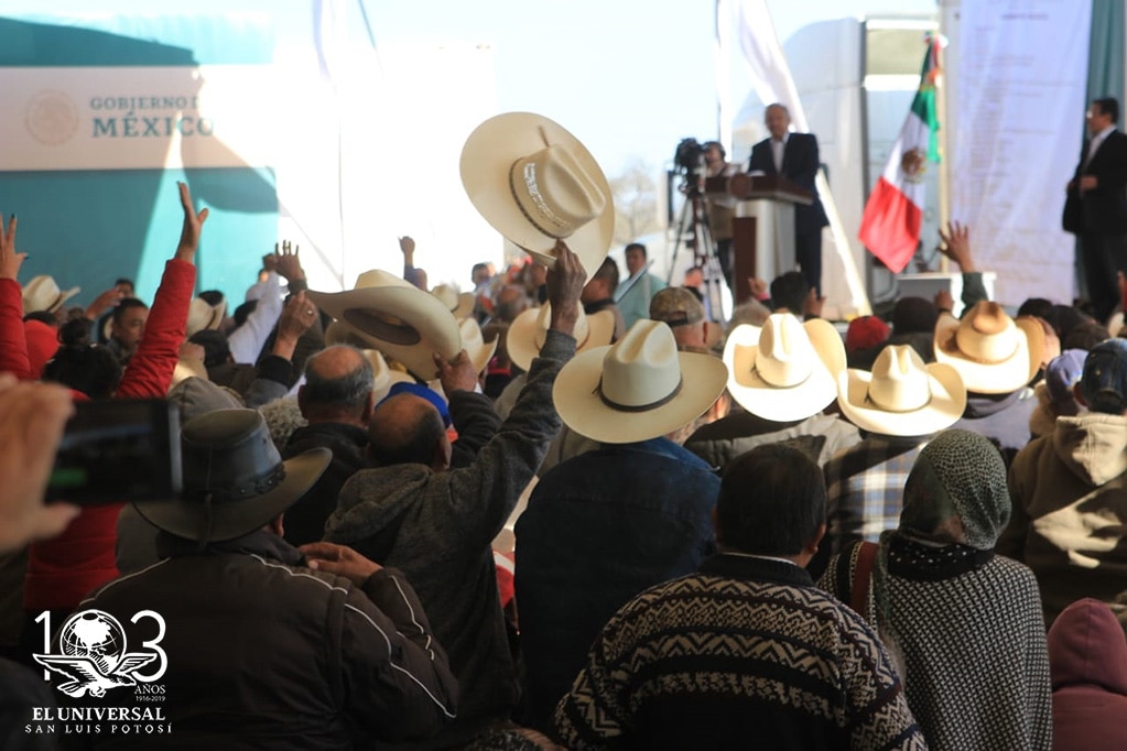 Con entusiasmo y alegría cedralenses reciben a AMLO en su visita 