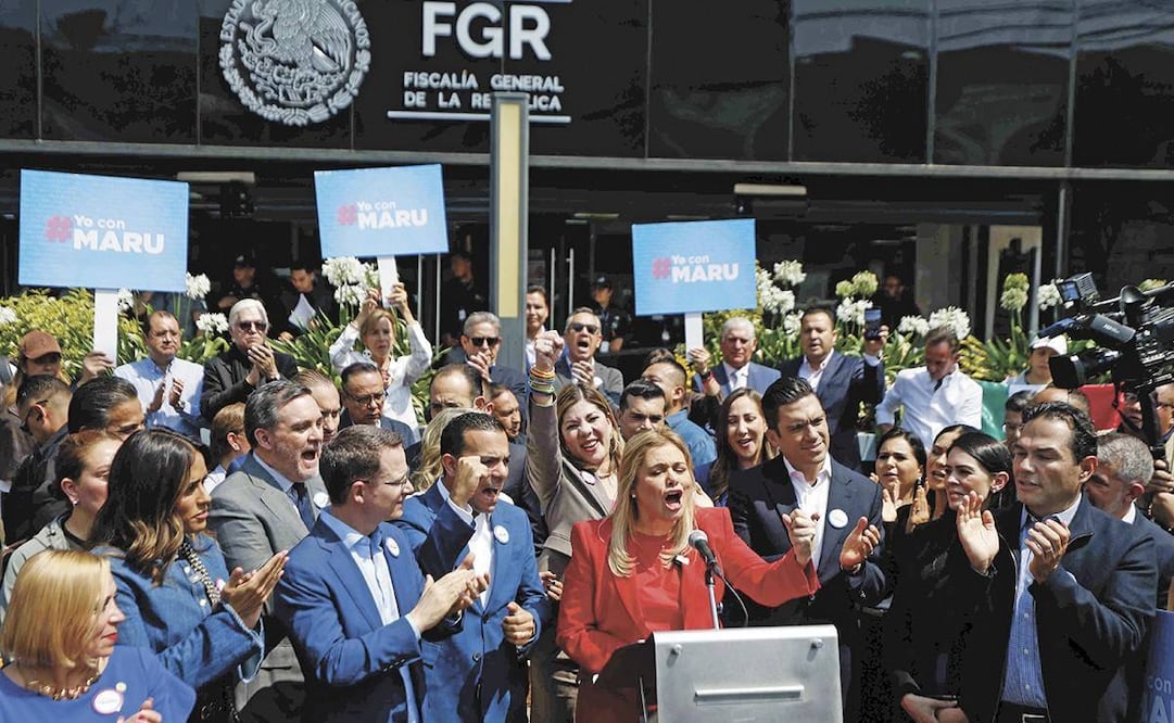 A las afueras de la FGR, figuras del el PAN le dieron su apoyo a la gobernadora. Foto: Diego Simón / EL UNIVERSAL