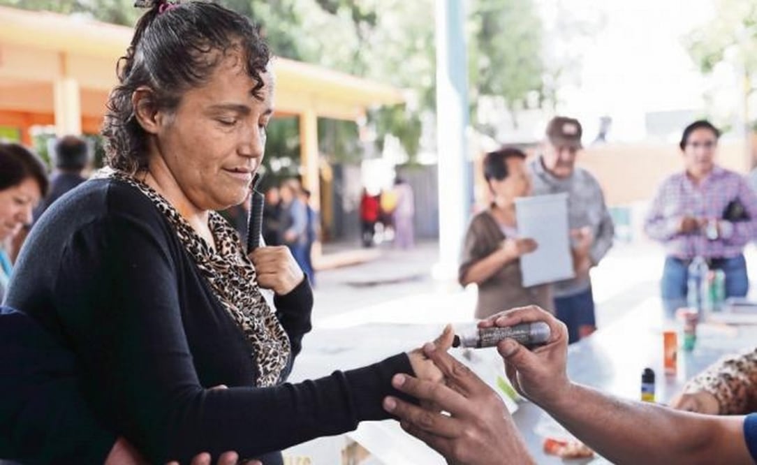 Muy temprano, la maestra Celia Lazarini arribó a la casilla que le correspondió para emitir su voto; su discapacidad visual no fue impedimento para marcar la opción de su preferencia en las boletas (IRVIN OLIVARES. EL UNIVERSAL)