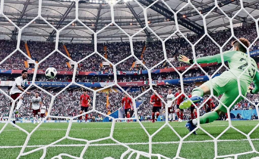 Magistral cobro de la Hiena para el 0-1. Foto: MARKO DJURICA. REUTERS