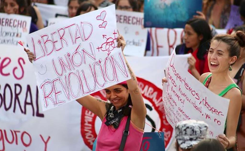 Alrededor de 2 mil mujeres marchan por las calles de Paseo de la Reforma. FOTO: Ariel Ojeda / EL UNIVERSAL