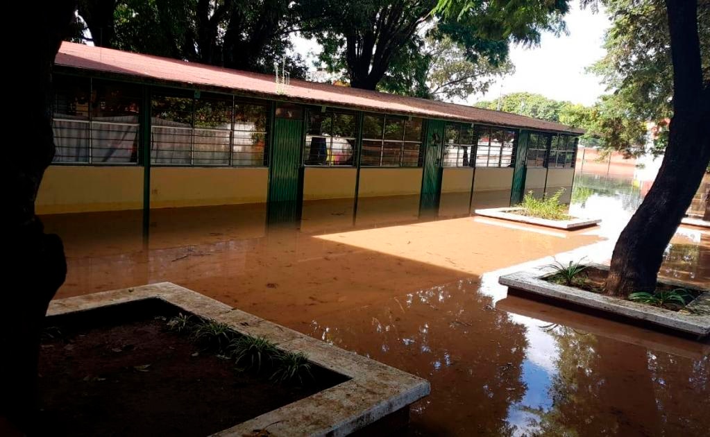 Bardas colapsadas y drenaje afectó a cuatro planteles tras tromba en Matehuala