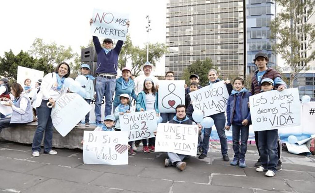 Alrededor de 700 personas, según estimaciones de la SSPCDMX marcharon desde el Monumento a la Madre hasta la casa de transición donde pidieron al presidente electo proteger la vida desde su concepción hasta la muerte. Foto: Agustín Salinas/EL UNIVERSAL