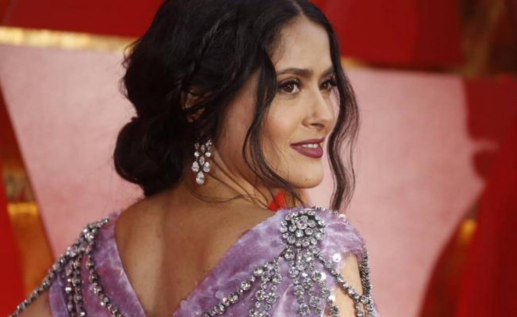  Salma Hayek sorprende con cabello rubio