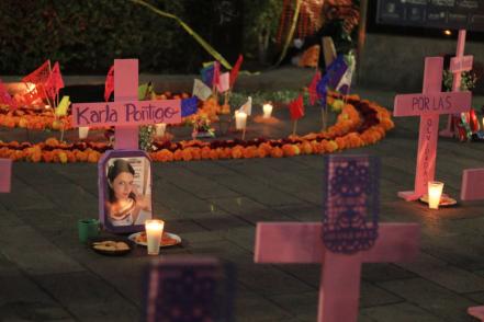 Ponen altar público en honor a víctimas de feminicidio en plaza de capital de SLP