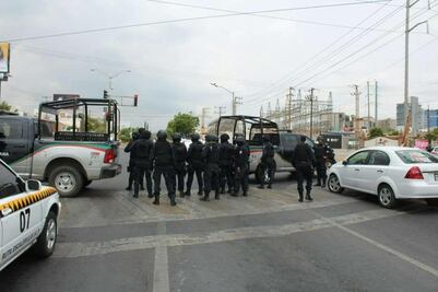 Fuerza Estatal Metropolitana intenta desalojar a taxistas
